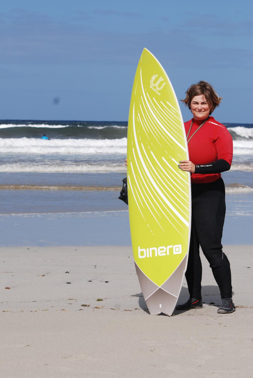 Kristina Svensson med surfbräda från Binero
