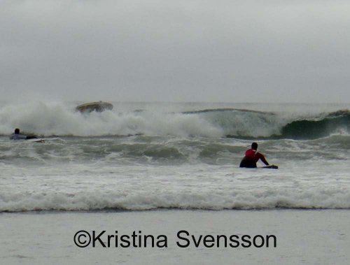 Kristina Svensson på väg ut mot vågorna
