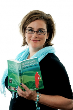 Kristina Svensson med sin debutbok, foto Johan Gustavsson