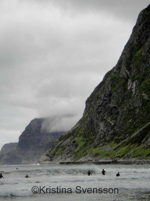 surfning nedanför klippor