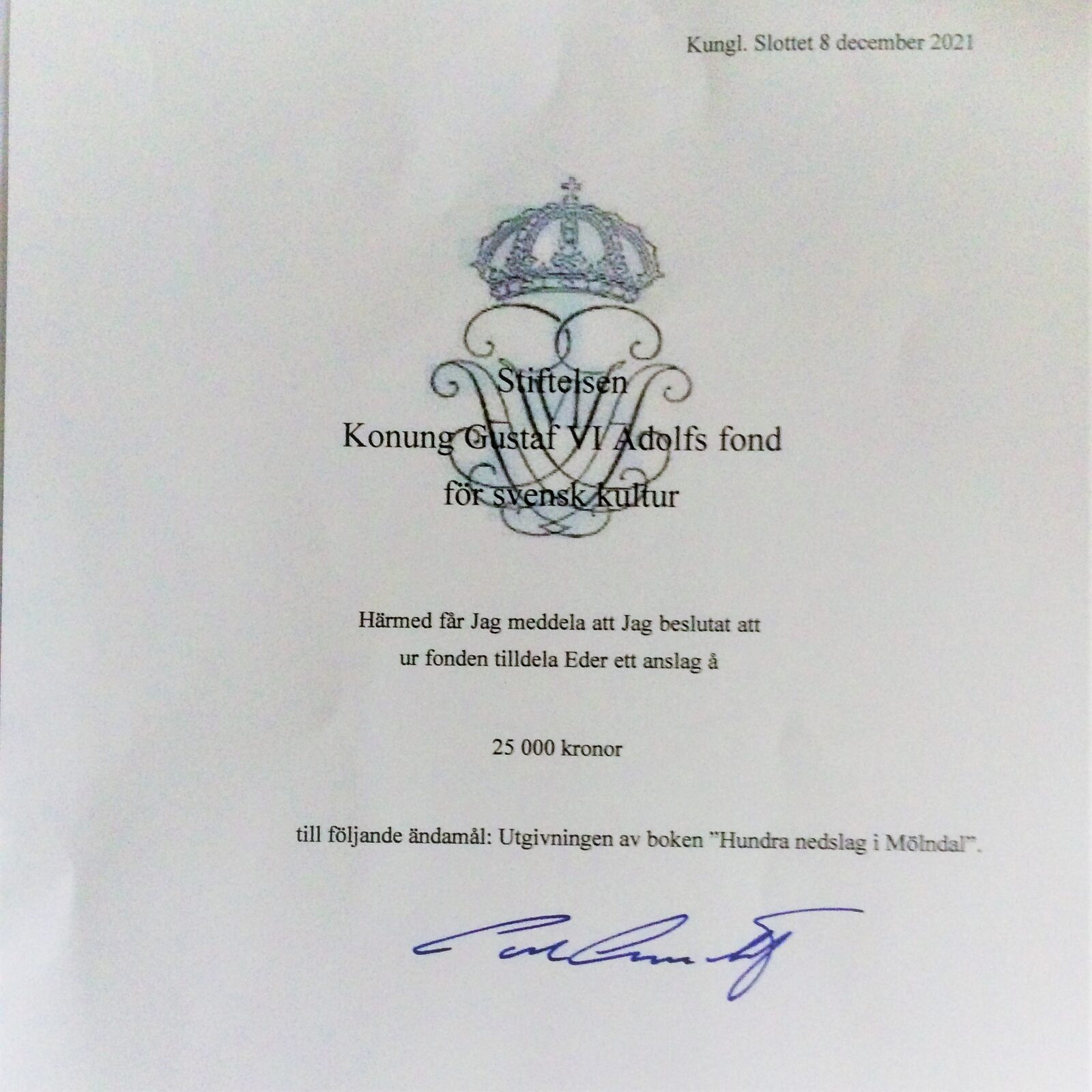 Foto av diplomet från Stiftelsen Konung Gustav VI Adolfs fond för svensk kultur. Undertecknat av Hans Majestät Konungen. 