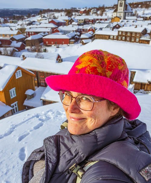 Författaren Kristina Svensson i rosa hatt. 