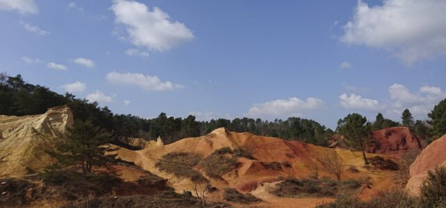 Månadens bild: Ockraberg utanför Roussillon Månadens bild: Ockraberg utanför Roussillon