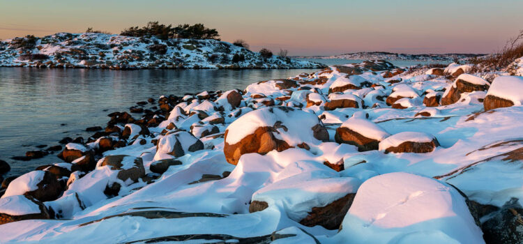 November 2022: Snötäckta klippor runt Särö västerskog