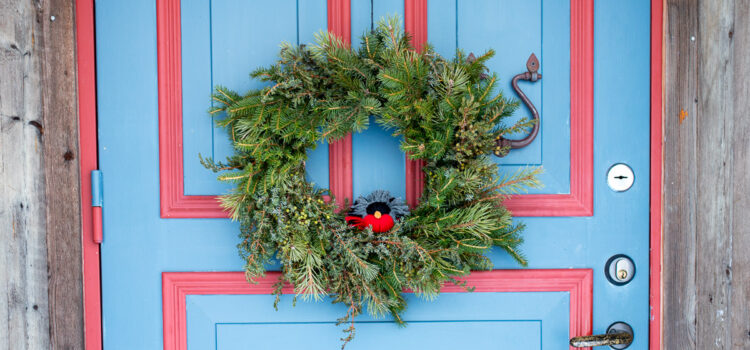 December 2021: Julkrans på en Härjedalsblå dörr