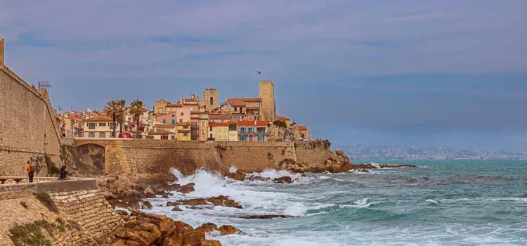 Ett år runt Antibes mars: Murarna i pastellfärg