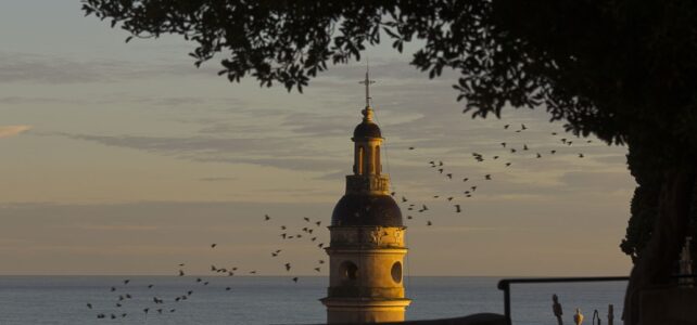 Månadens bild: kyrktorn i Menton Månadens bild: kyrktorn i Menton