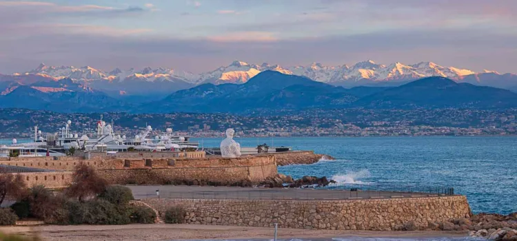 Ett år runt Antibes i januari: Morgonljus över hamnen